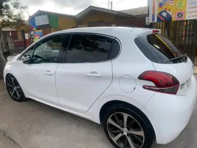 Peugeot 208 diesel buen estado - miniatura 3