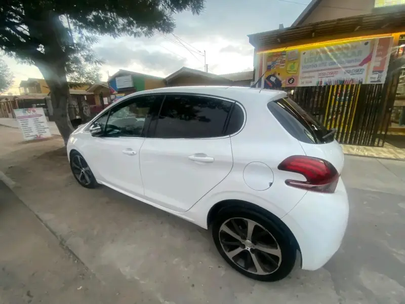 Peugeot 208 diesel buen estado - 4