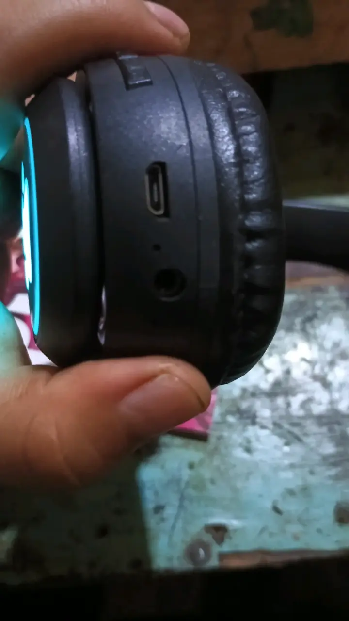 Audífonos inalámbricos con LED - 3