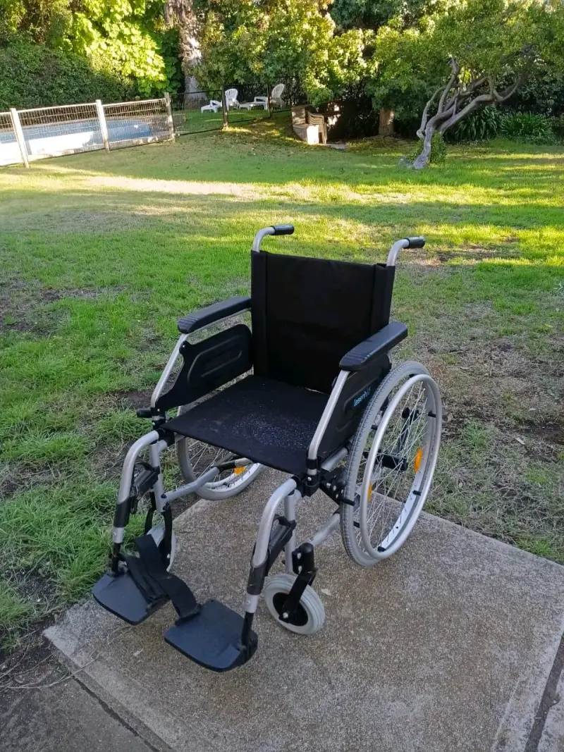 Silla de ruedas plegable negra - 1