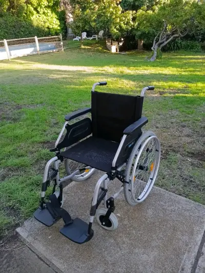 Silla de ruedas plegable negra - miniatura 1