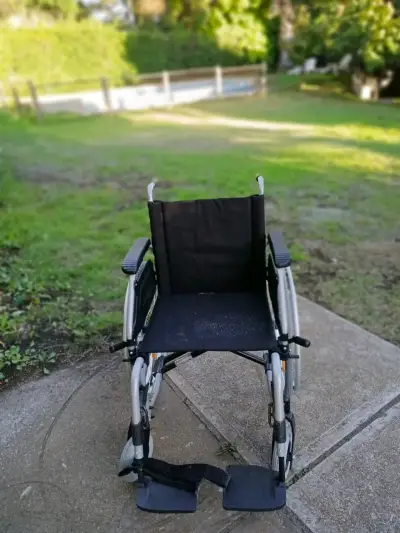 Silla de ruedas plegable negra - miniatura 3