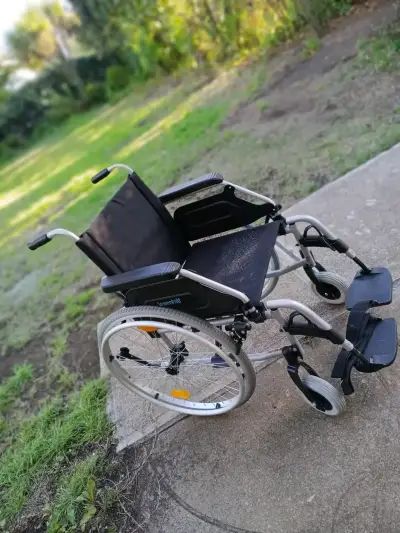 Silla de ruedas plegable negra - miniatura 4