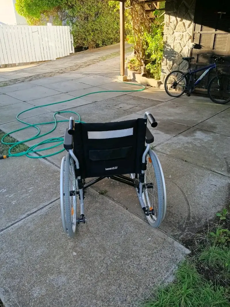 Silla de ruedas plegable negra - 5