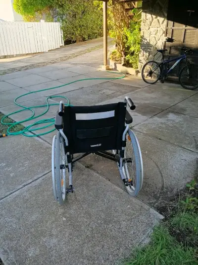 Silla de ruedas plegable negra - miniatura 5