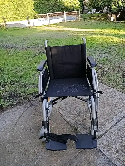 Silla de ruedas plegable negra - miniatura 6