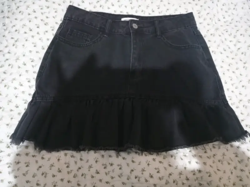 Falda negra con volantes
