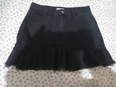Falda negra con volantes - miniatura 1