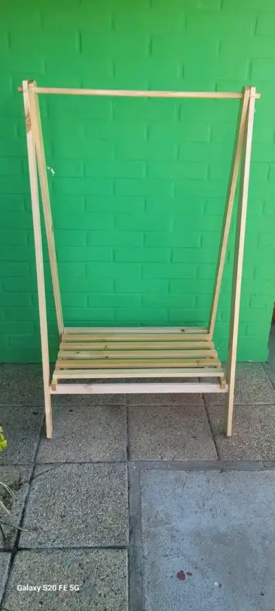 Perchero de madera, plegable y con repisa - miniatura 1