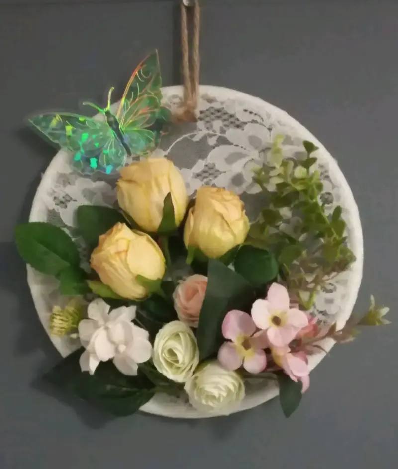Decoración floral con mariposa