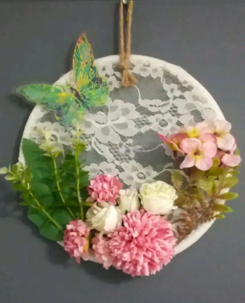 Decoración floral con mariposa - 2