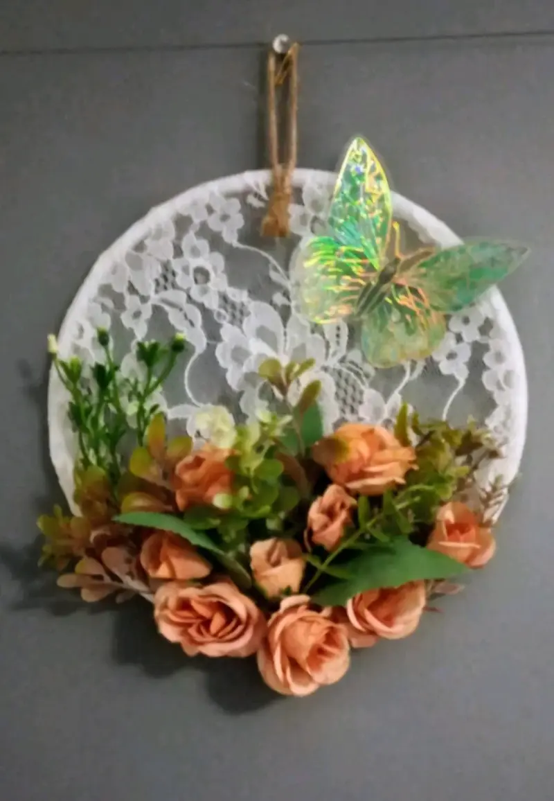 Decoración floral con mariposa - 3