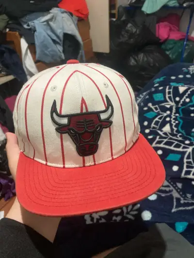 Gorra con diseño de toro en rojo y blanco - miniatura 1