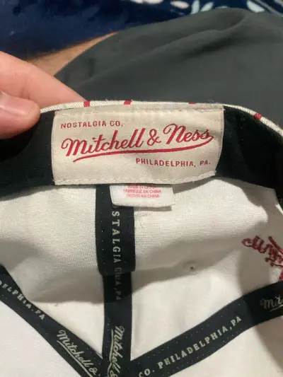 Gorra con diseño de toro en rojo y blanco - miniatura 2