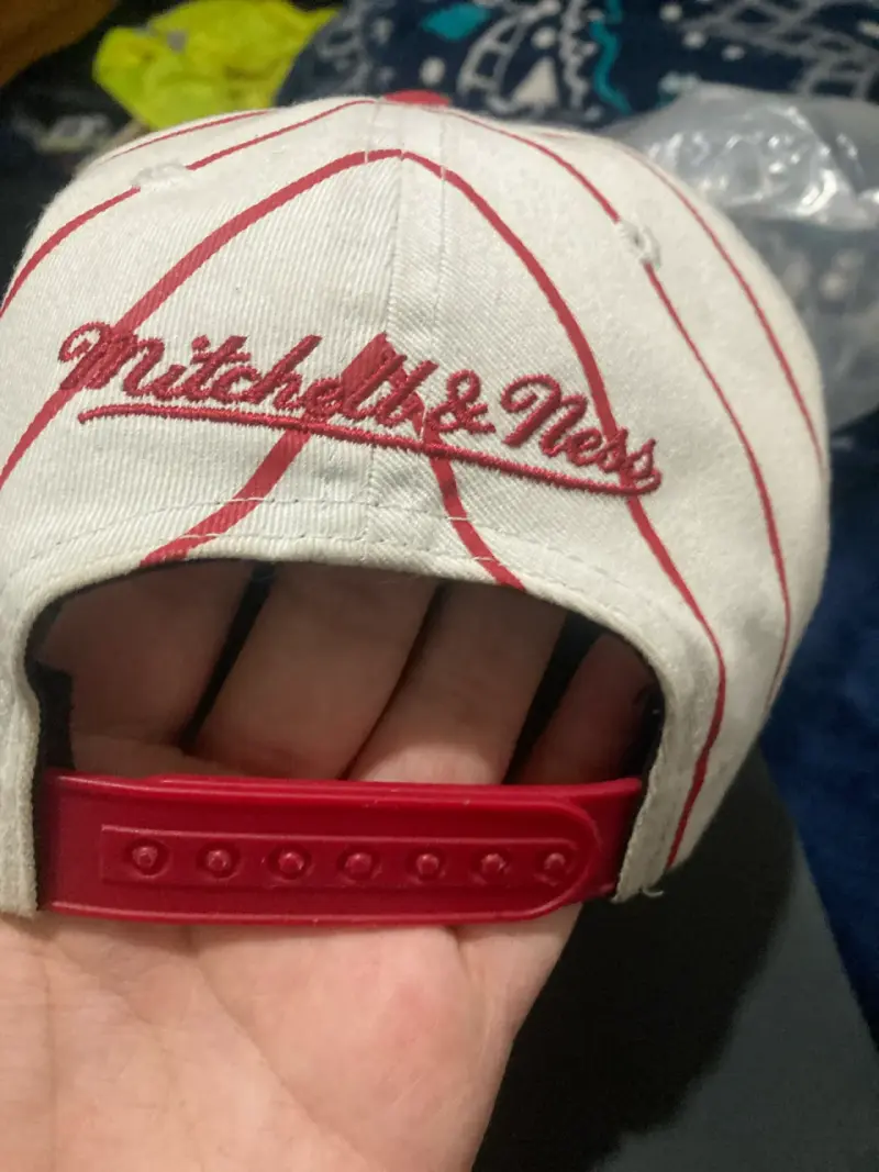 Gorra con diseño de toro en rojo y blanco - 4