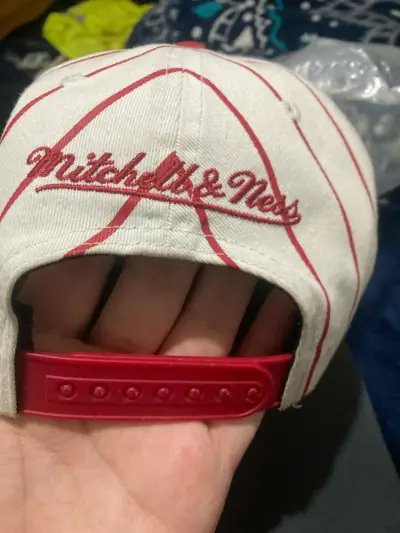 Gorra con diseño de toro en rojo y blanco - miniatura 4