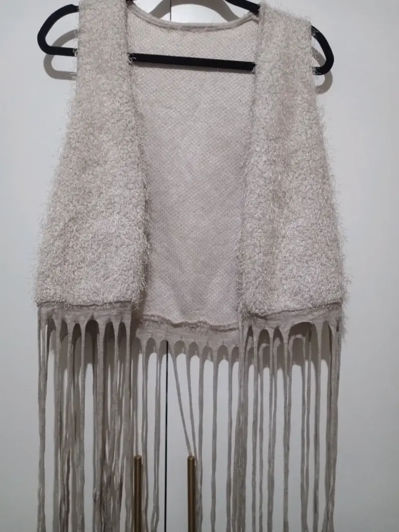 Chaleco peludo con flecos beige