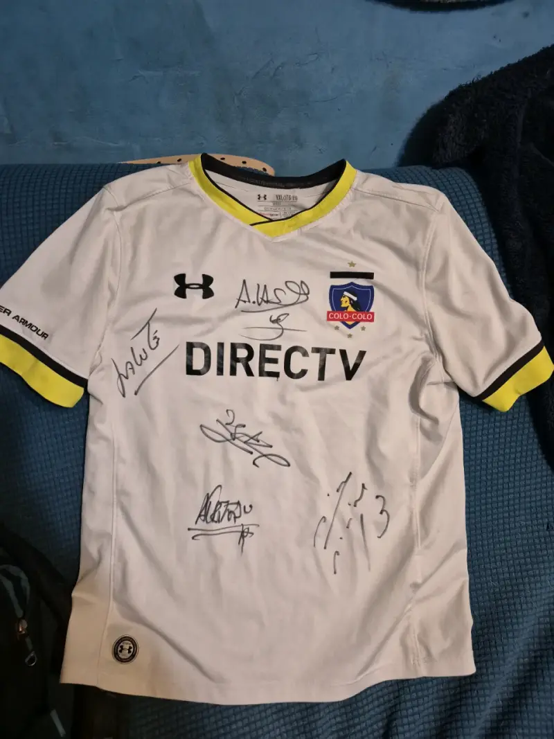 Camiseta firmada Colo-Colo blanca