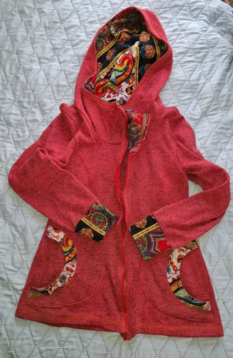 Abrigo rojo con capucha estampada