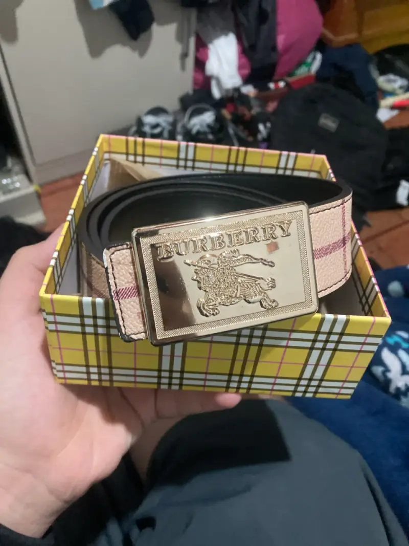 Cinturón Burberry con hebilla dorada - 1