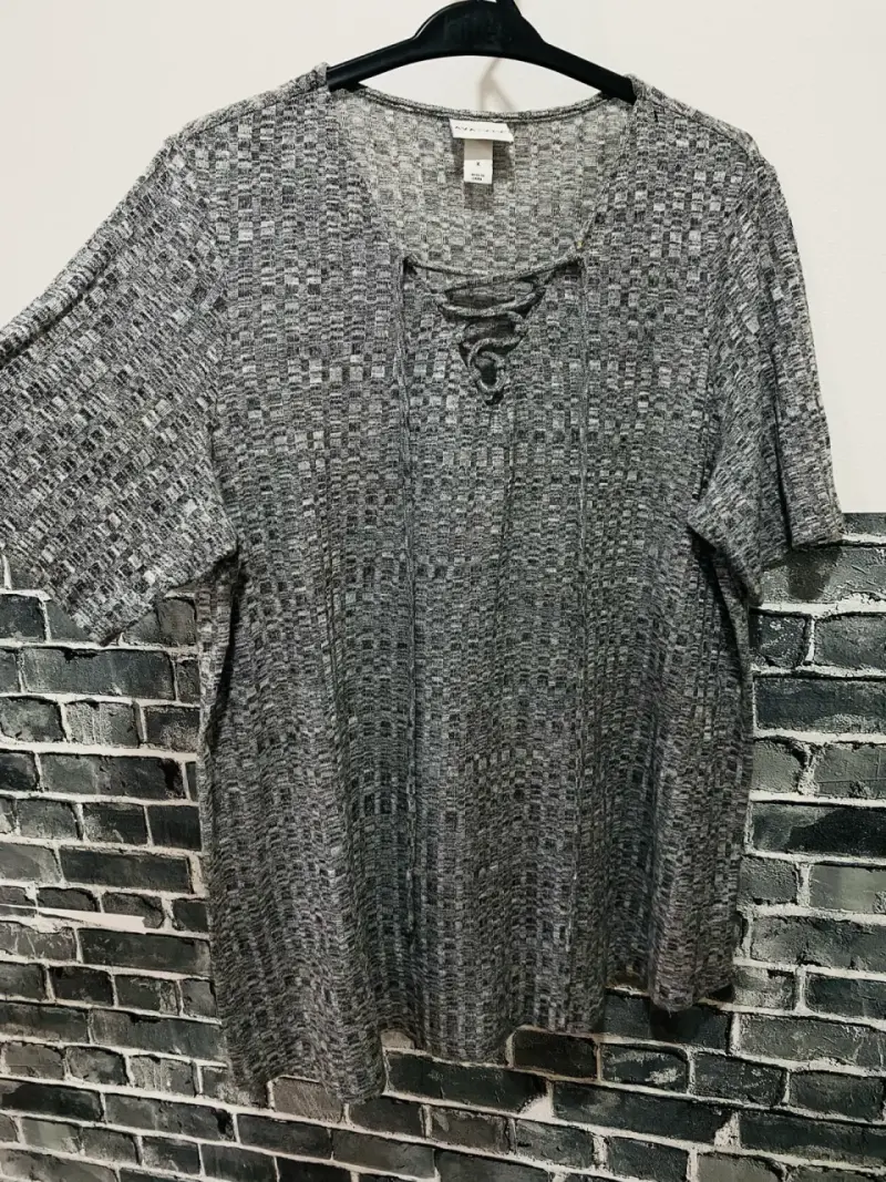 Polera gris con diseño calado - 1