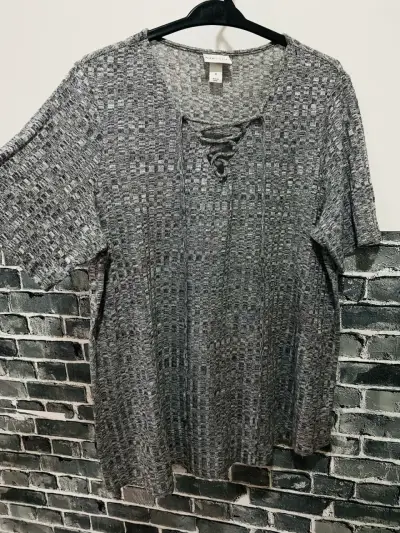 Polera gris con diseño calado - miniatura 1