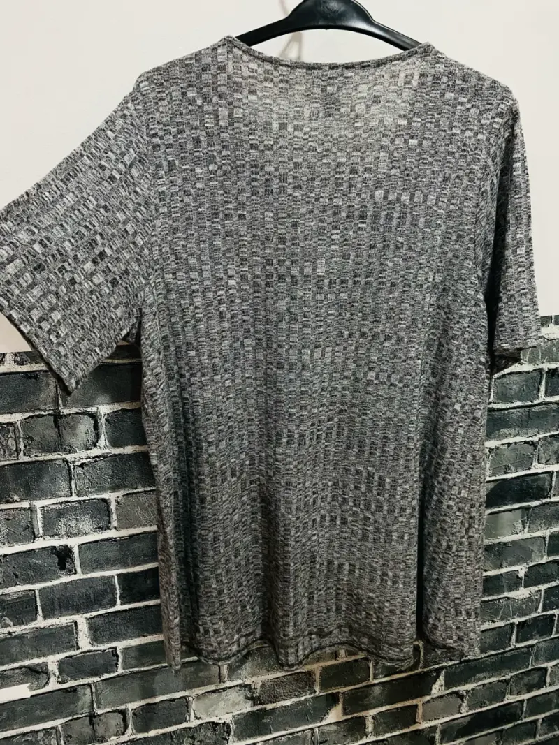 Polera gris con diseño calado - 2