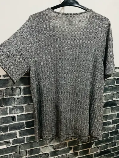 Polera gris con diseño calado - miniatura 2