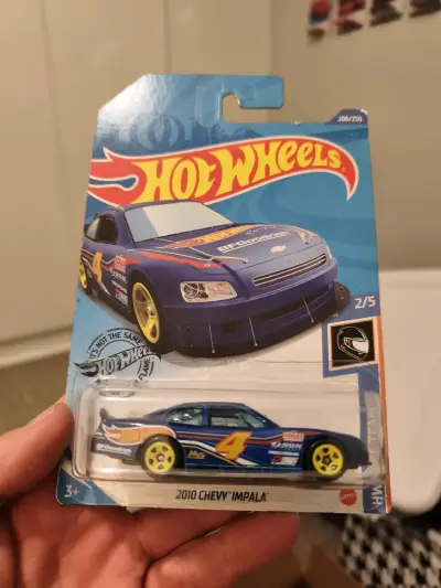 Hot Wheels 2010 Chevy Impala - miniatura 2