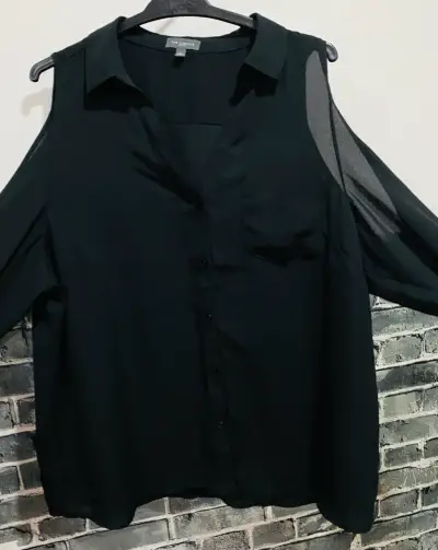 Blusa negra con hombros descubiertos - miniatura 1
