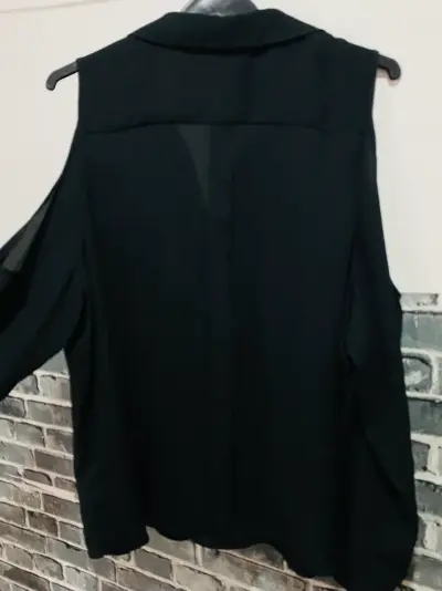 Blusa negra con hombros descubiertos - miniatura 2