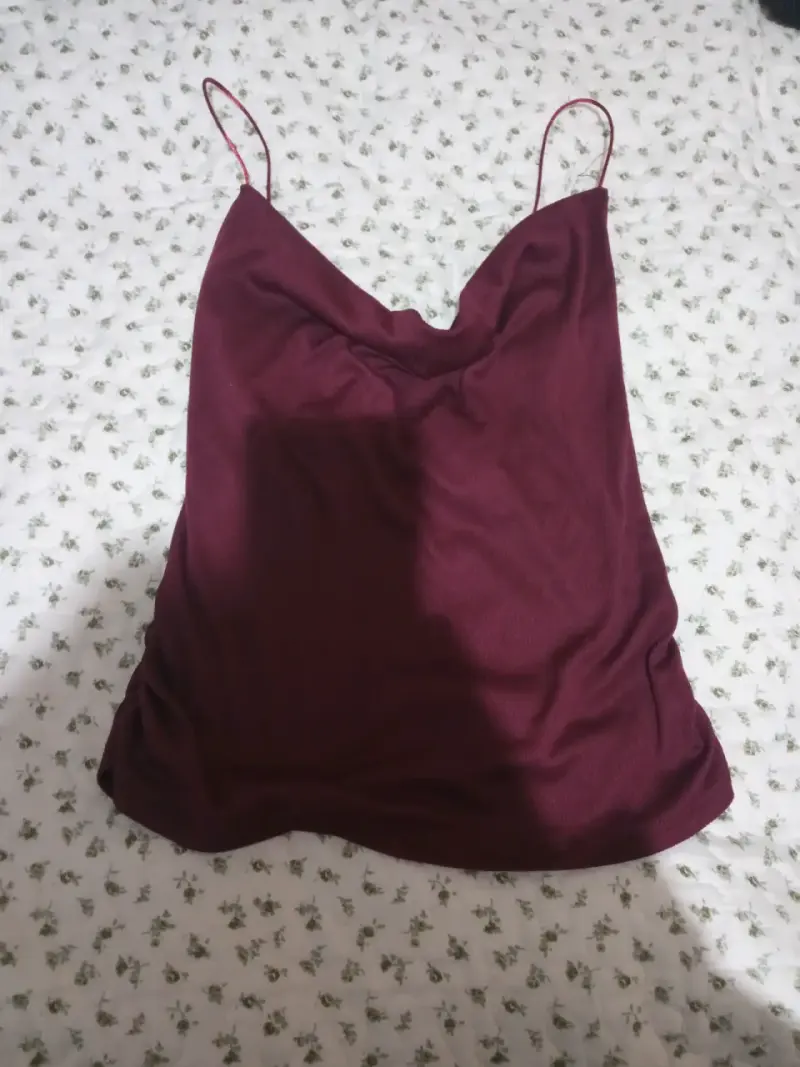 Polera tirantes color burdeos