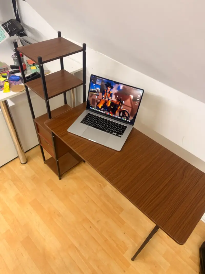 Escritorio con estantería