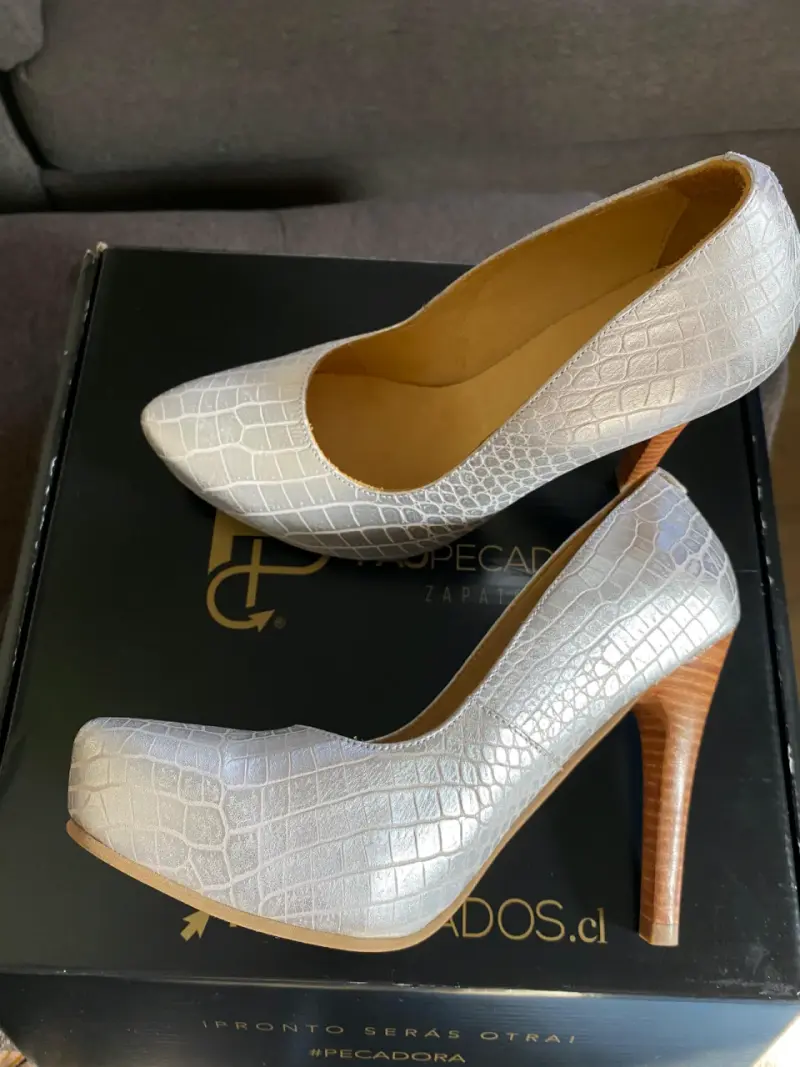 Tacones altos plateados textura animal