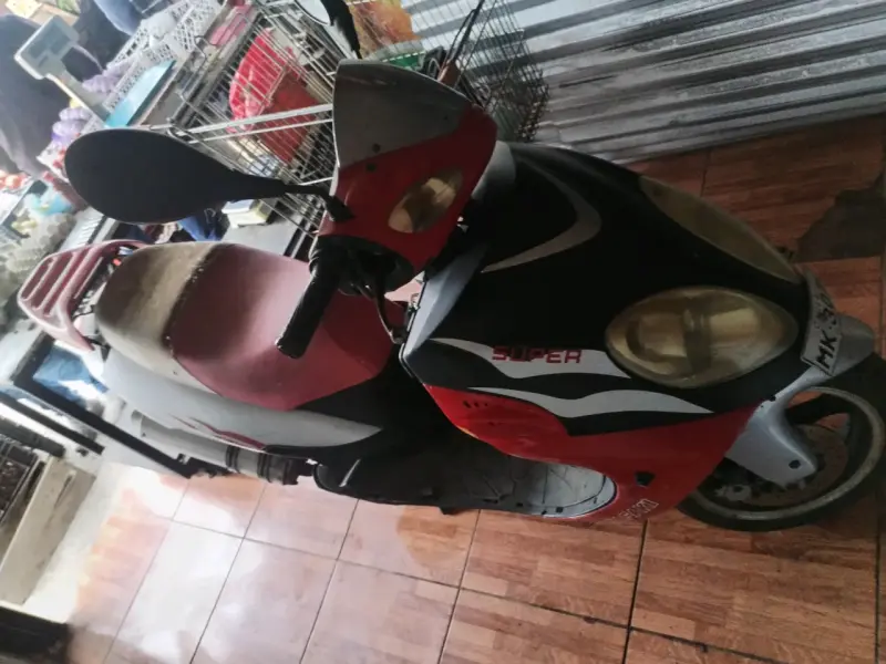 Scooter rojo en buen estado - 1