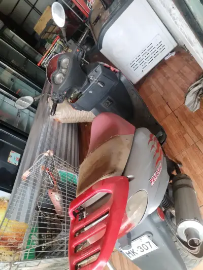 Scooter rojo en buen estado - miniatura 2