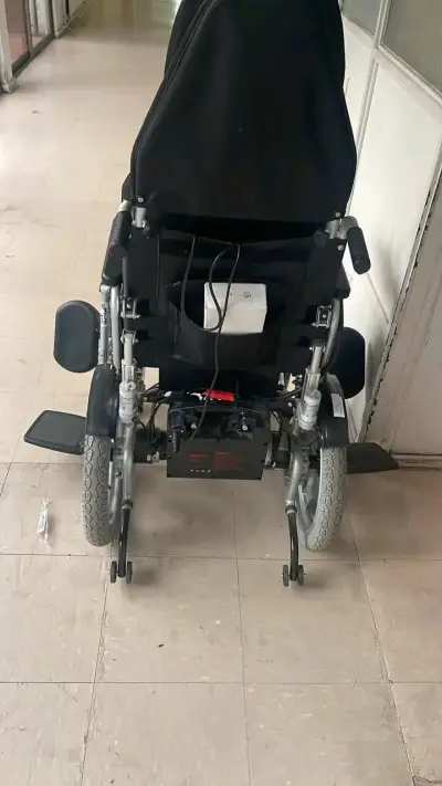 Silla de ruedas eléctrica en buen estado - miniatura 1