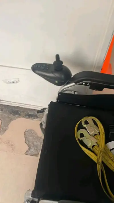 Silla de ruedas eléctrica en buen estado - miniatura 2