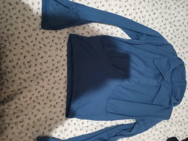 Polera azul con botones
