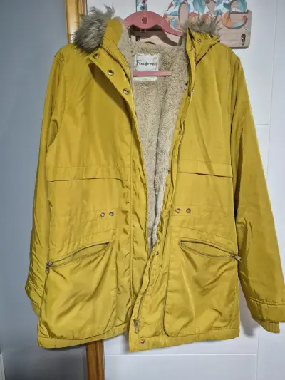 Parka amarilla con capucha de pelo - miniatura 1