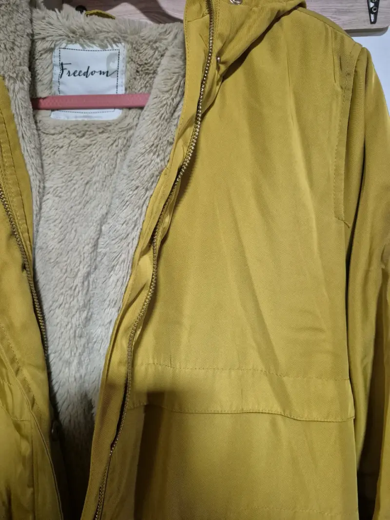 Parka amarilla con capucha de pelo - 2