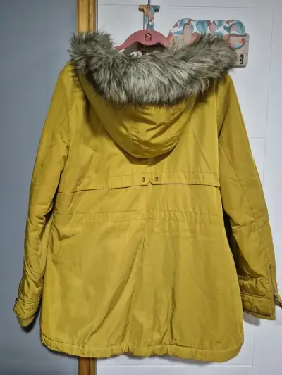 Parka amarilla con capucha de pelo - miniatura 3