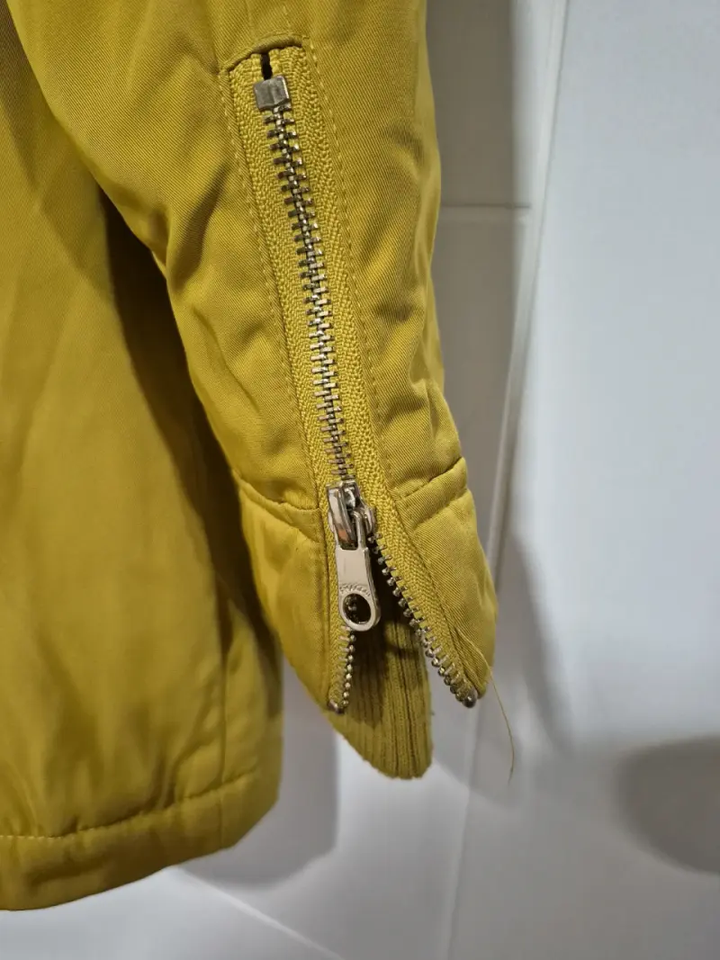 Parka amarilla con capucha de pelo - 4