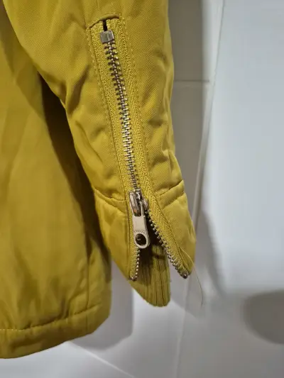Parka amarilla con capucha de pelo - miniatura 4