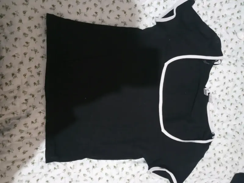 Polera negra con bordes blancos