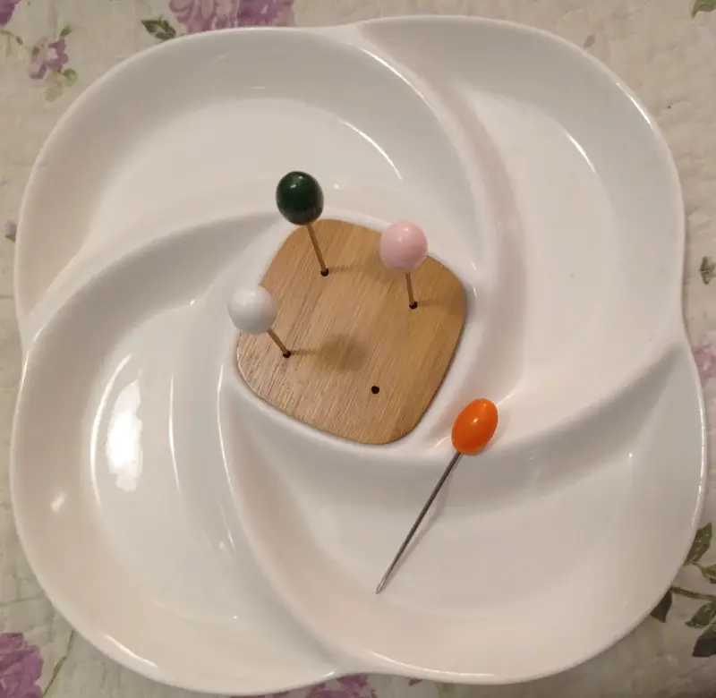 Plato redondo con pinchos para aperitivos