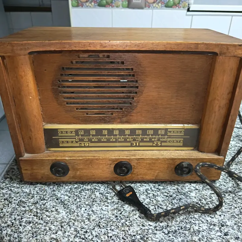 Radio antigua de madera