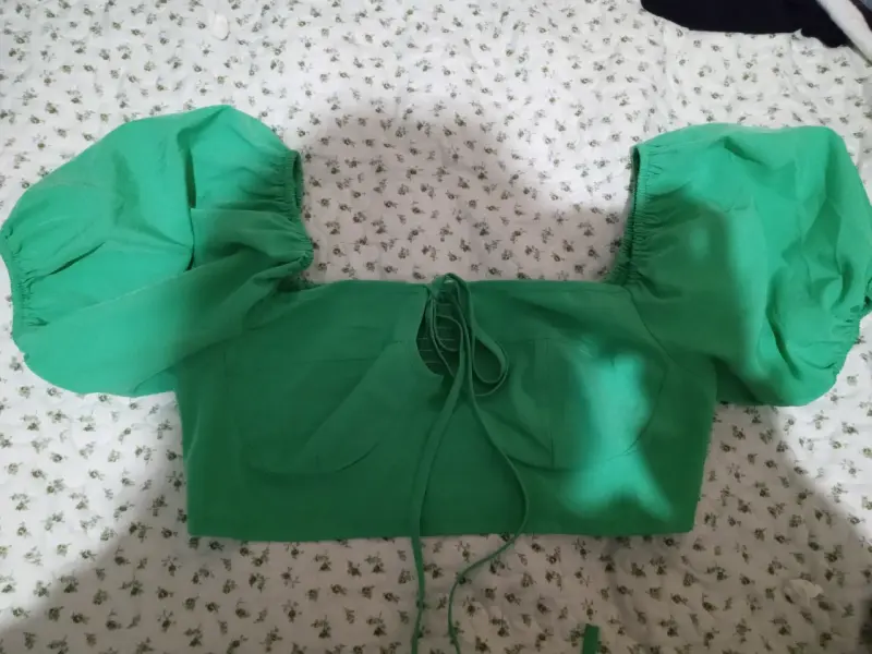 Top verde con mangas abullonadas