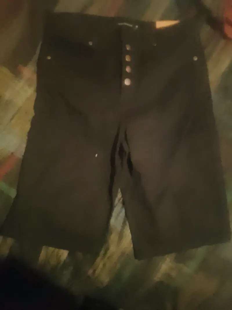 Short negro con botones