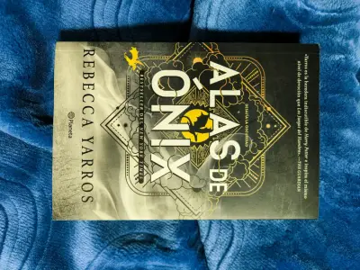 Libro 'Alas de Ónix' Rebecca Yarros - miniatura 1